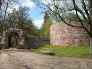 Bergfried und Haupttor
